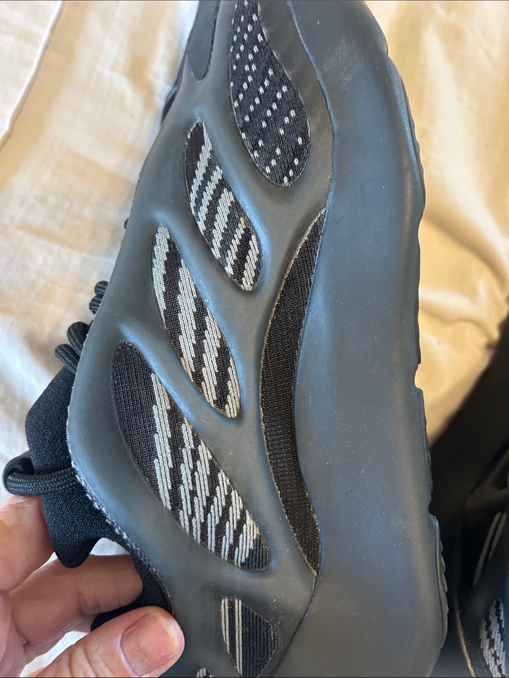 Yeezy 700 - Picture 4 of 4